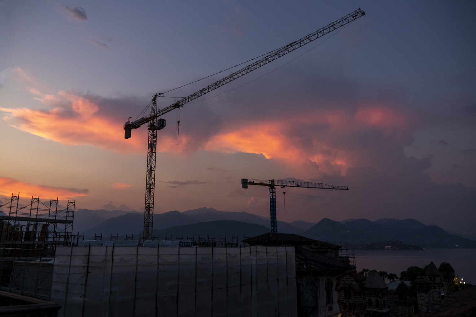 stresa lac majeur lago maggiore italie grues construction coucher de soleil