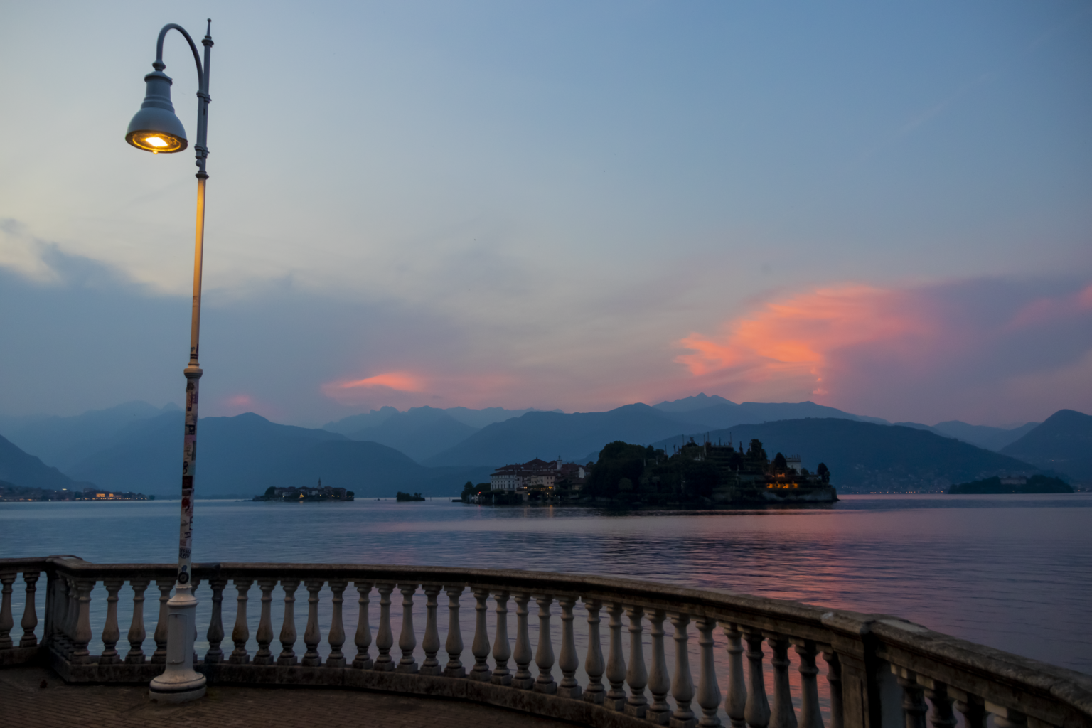 coucher de soleil sur Isola Bella depuis la promenade au bord du lac à Stresa lac majeur lago maggiore italie