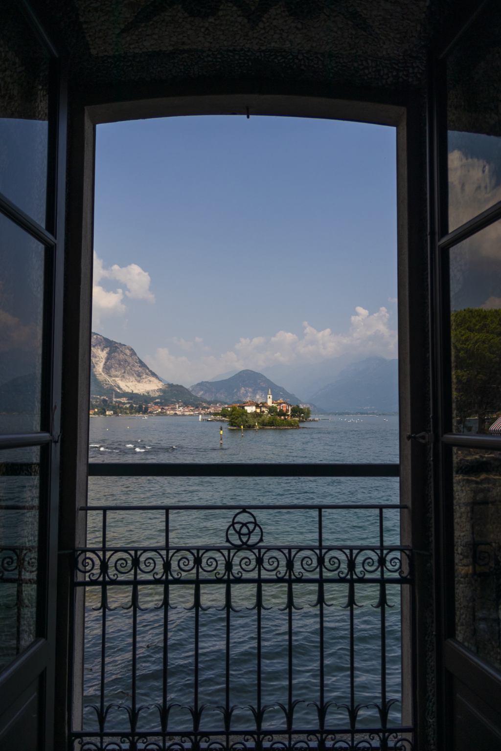 fenêtre depuis palais borromée île des pêcheurs au loin lac majeur lago maggiore italie